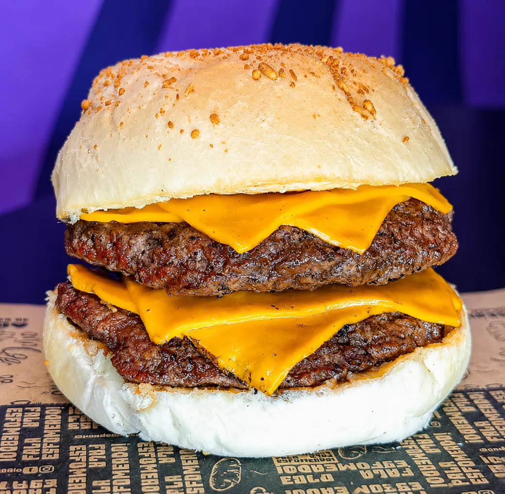 Carne artesanal com queijo derretido no pão de alho