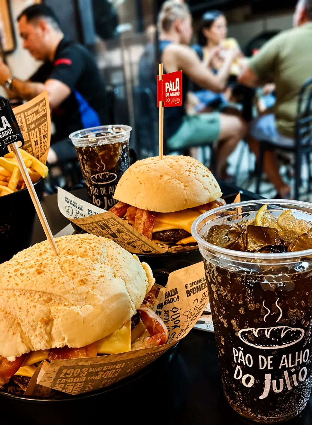 Hambúrguer servido na mesa da loja